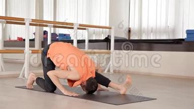 年轻的瑜伽运动人士在瑜伽馆练习瑜伽、运动、运动服、健康的概念
